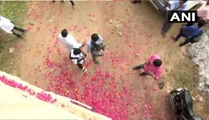 Hyderabad Encounter: Rose petals showered on police team, 'DCP-ACP zindabad' slogans raised at crime spot